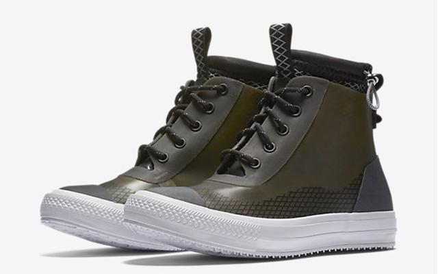 匡威给帆布鞋加上一层橡胶，结实耐磨的同时还防水，外形更好看