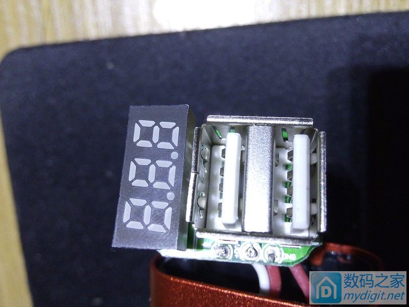 拆一个自带充电线的充电宝,拆一个快充充电器