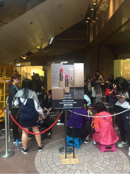 抢不到刷爆朋友圈的YSL星辰？那就买它母公司的股票吧