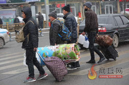 交警浴血奋战守护平安出行,浴血奋战只为您的出行安全