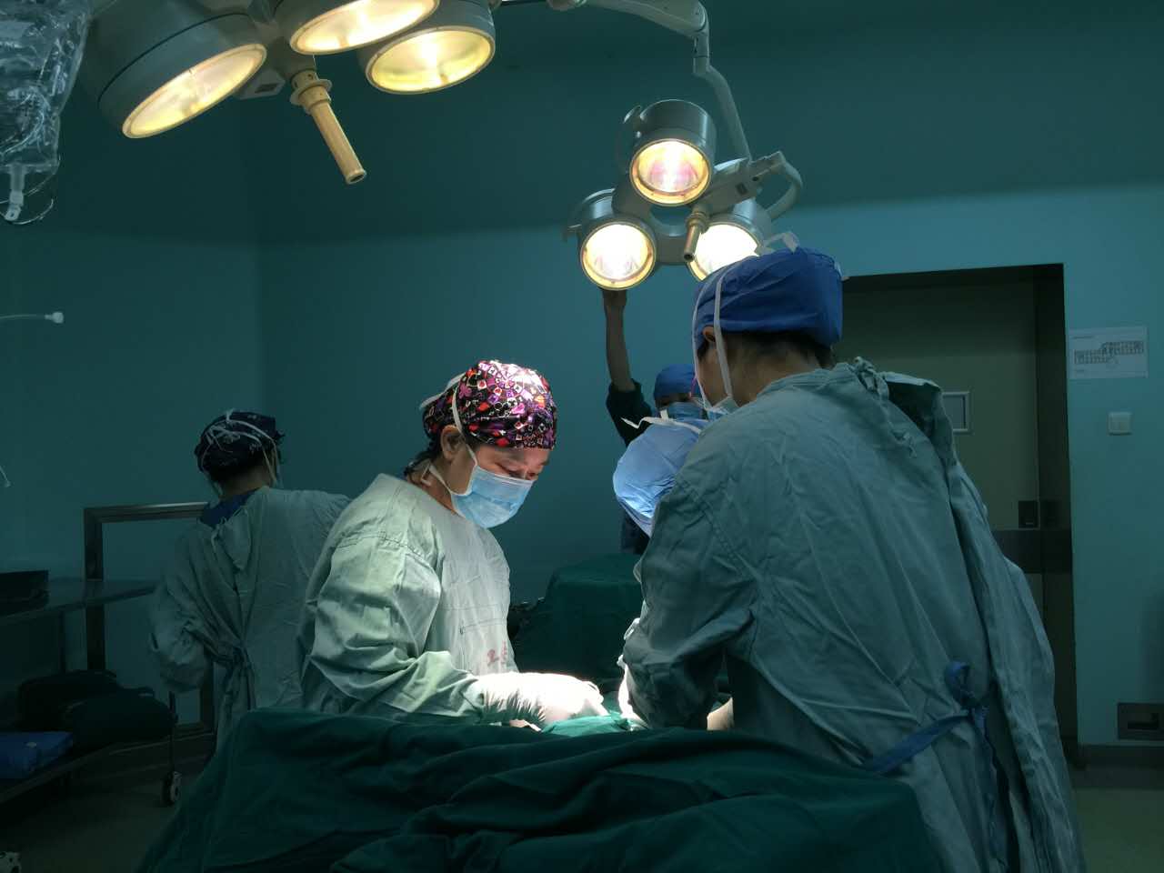 惊心动魄二胎宝妈突发脐带脱垂,高龄产妇胎心停止