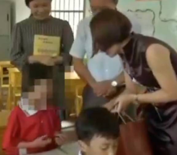 *毒涉**又轻生，你对得起谁？爱心接力育*女幼**