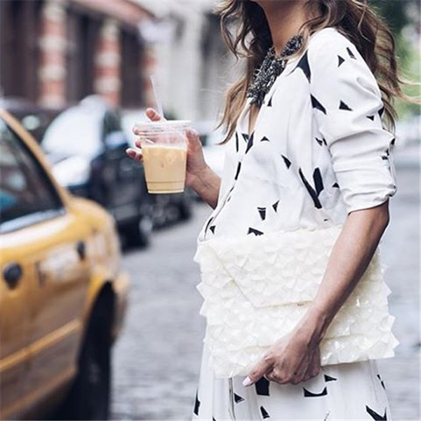 手拿星巴克自拍照姿势,手拿星巴克自拍