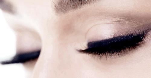 假睫毛放大眼睛教程,内双怎么贴假睫毛放大双眼