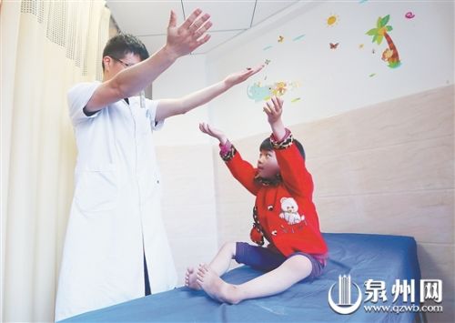 quot;我想自己走路去看花去上学quot;小冬开始康复治疗