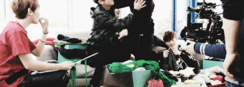 这个男人太神奇！会唱会跳有腹肌，还会边织毛衣边撒娇···