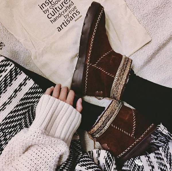 袁姗姗穿过膝长靴街拍,袁姗姗滑雪穿的浅粉色羽绒服