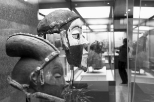 小狗前爪弯曲走路一瘸一拐,小狗前双腿残疾被救助者治好