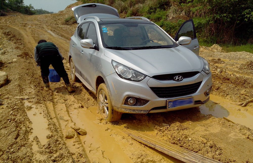 三轮车陷进泥里打滑出不来,车陷进泥里怎么解决