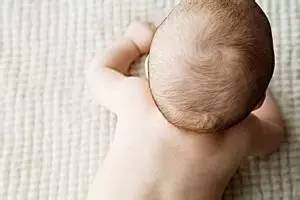 碰到宝宝囟门会成哑巴吗,孩子被按囟门会变傻吗