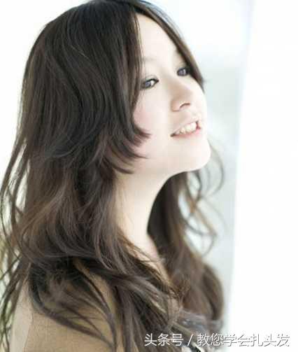 中长烫发怎么扎简单好看减龄,最火减龄发型烫发中长