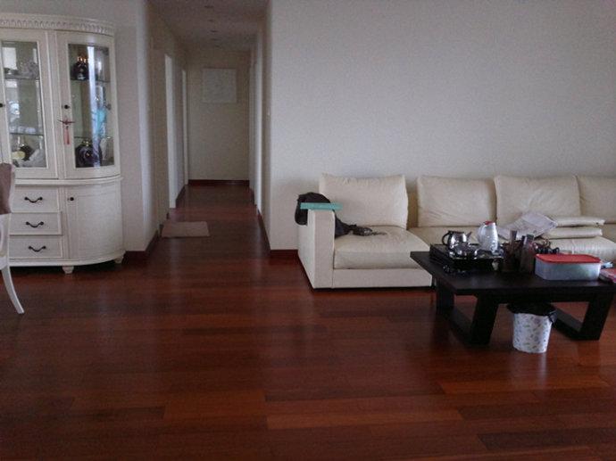 你家木地板还贴着地面贴吗？看看人家龙骨悬空的铺法！