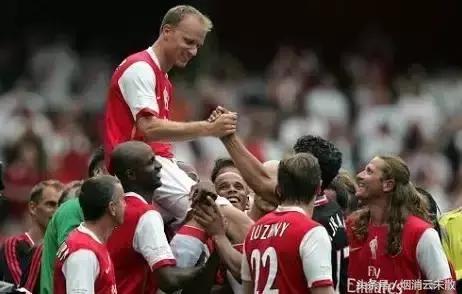 描写足球的优美句子和段落,关于足球比赛的句子有哪些