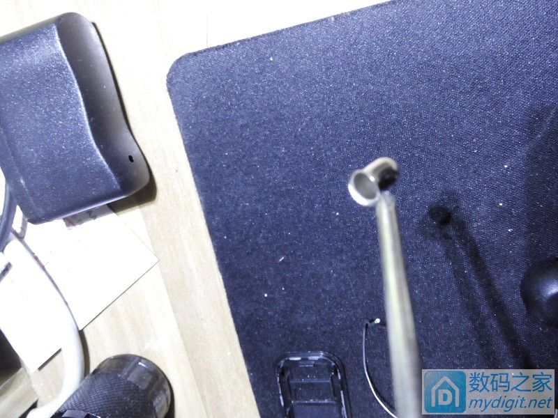 拆一个自带充电线的充电宝,拆一个快充充电器