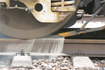 烤砂工：为列车装上“安全防滑链”