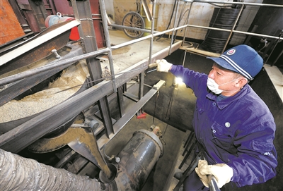 烤砂工：为列车装上“安全防滑链”