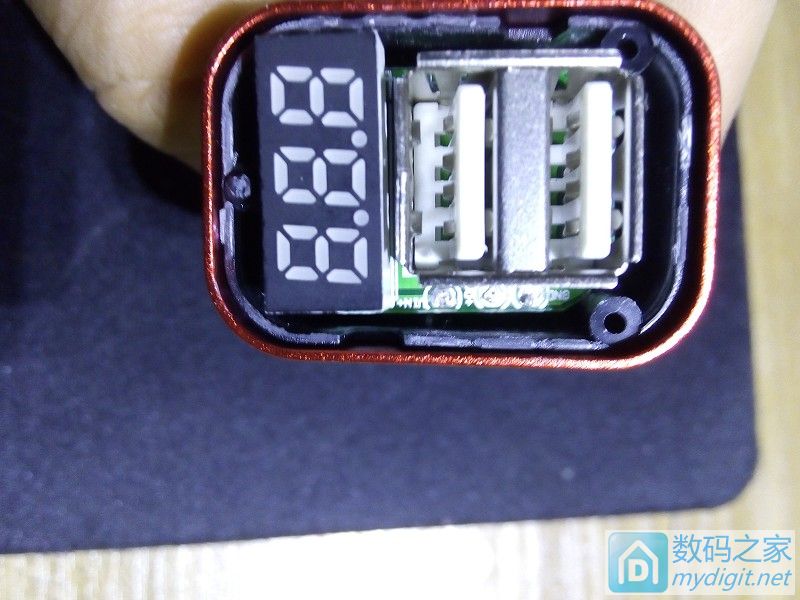 拆一个自带充电线的充电宝,拆一个快充充电器