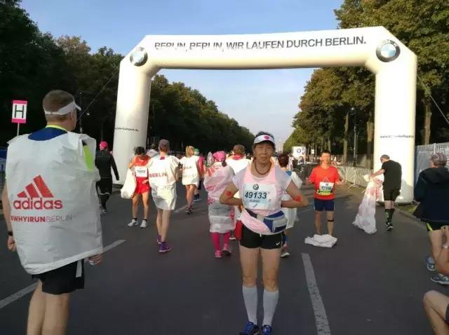 她跑出了1家公司、3本绘本、100余幅奖牌画：不愿十年后悔恨