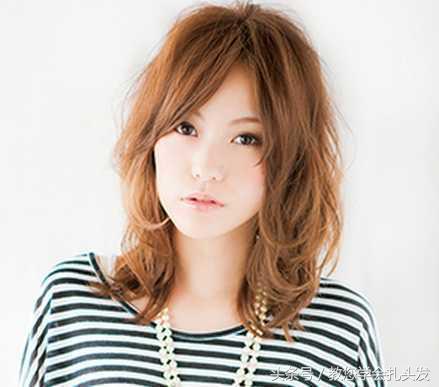 中长烫发怎么扎简单好看减龄,最火减龄发型烫发中长