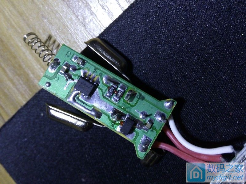 拆一个自带充电线的充电宝,拆一个快充充电器