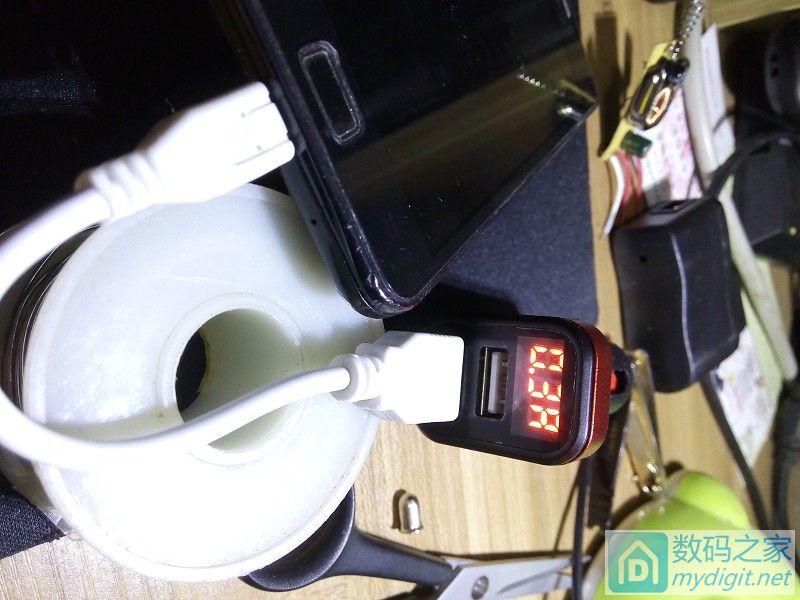 拆一个自带充电线的充电宝,拆一个快充充电器