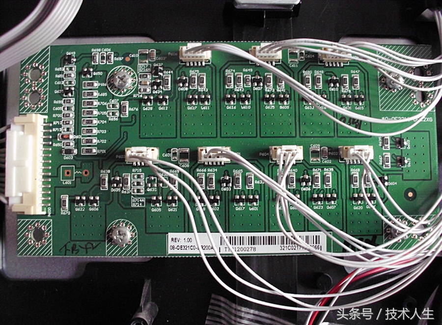 液晶电视机黑屏说是背光驱动板坏了，小伙子做起我师傅来了