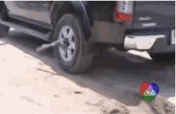 三轮车陷进泥里打滑出不来,车陷进泥里怎么解决