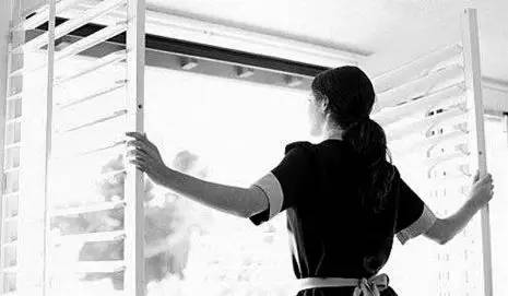 冬天高层窗户老淌水怎么回事,断桥铝冬天窗户淌水怎么解决