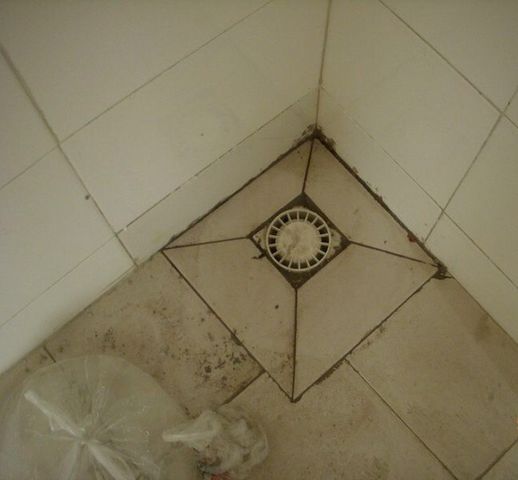 二楼瓷砖上冒水是什么原因,瓷砖底下冒水