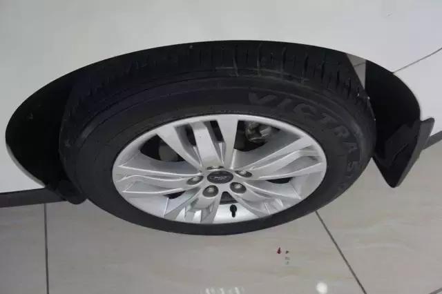 16万公里13款福克斯1.8自动多少钱,2012款福克斯风尚和舒适外观区别