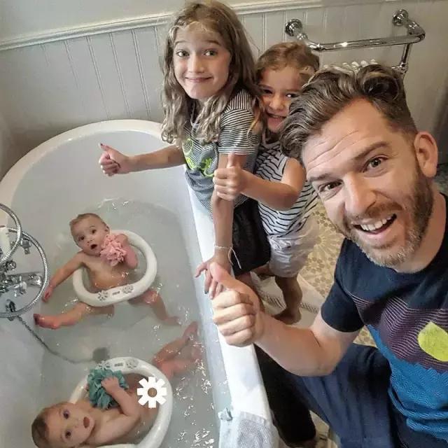 养了四个孩子的爸爸吃饭,养了很多孩子的爸爸