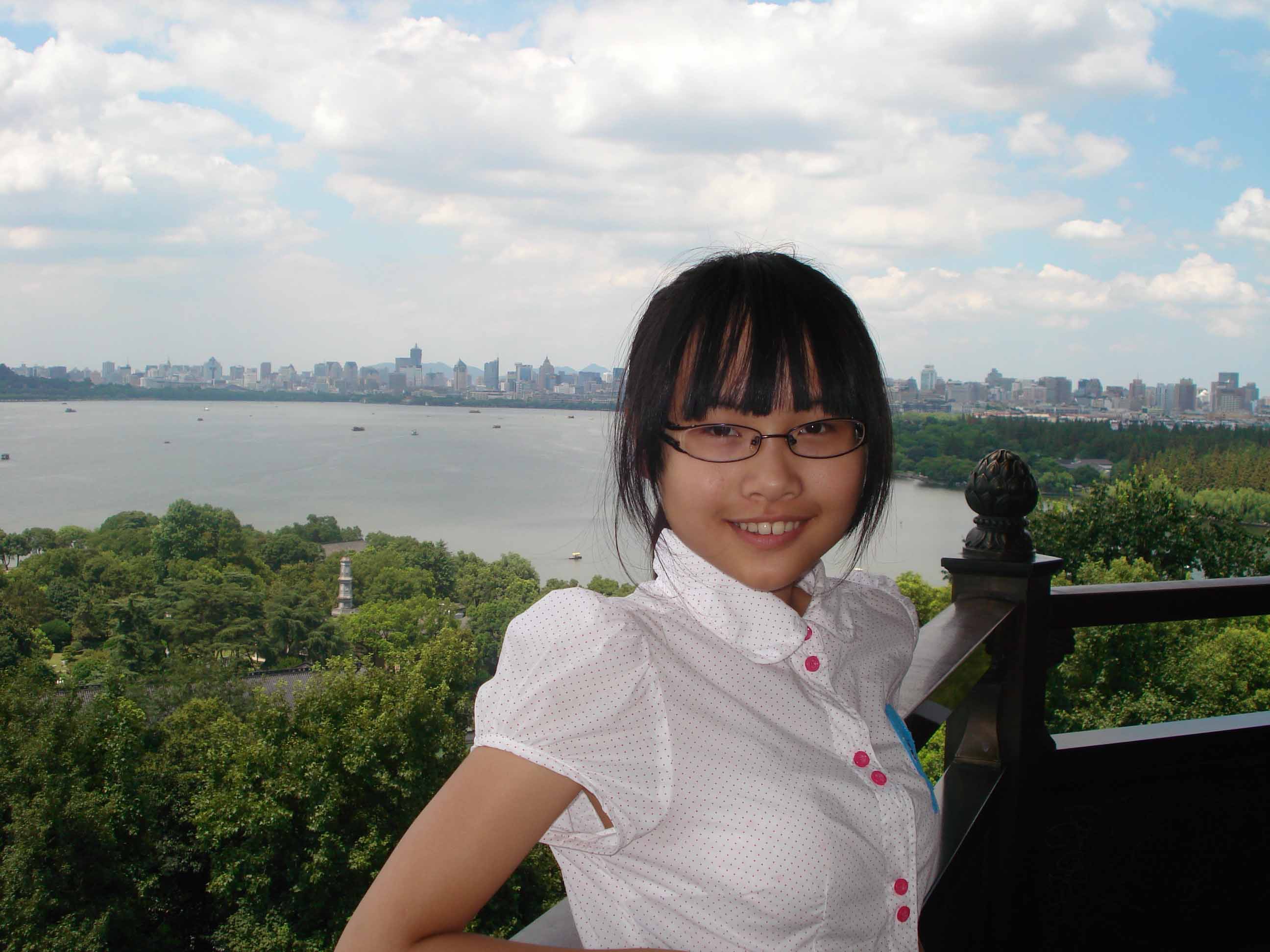 女生因插队被打,插队被大学生打