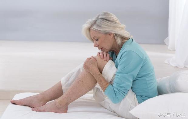 突然咳血块一般什么原因导致,突然咳嗽有黑血怎么回事