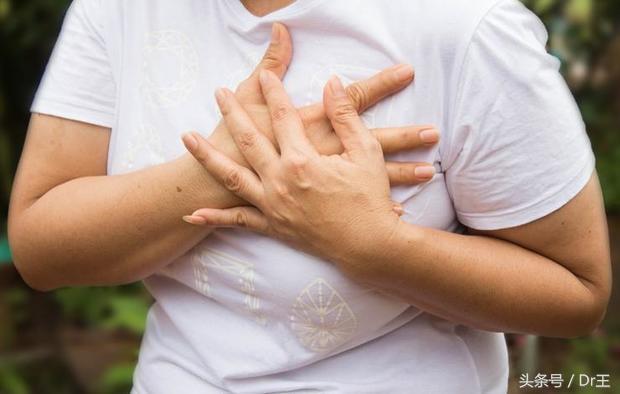 突然咳血块一般什么原因导致,突然咳嗽有黑血怎么回事