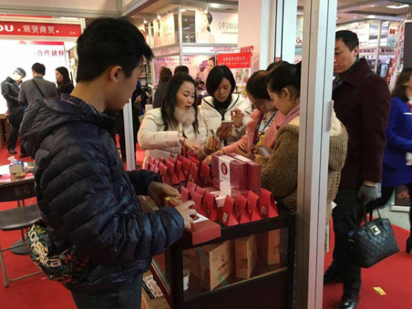 伊莎携2016微商爆品席卷杭州博览会与武汉美博会，人气爆棚，精彩抢先看！