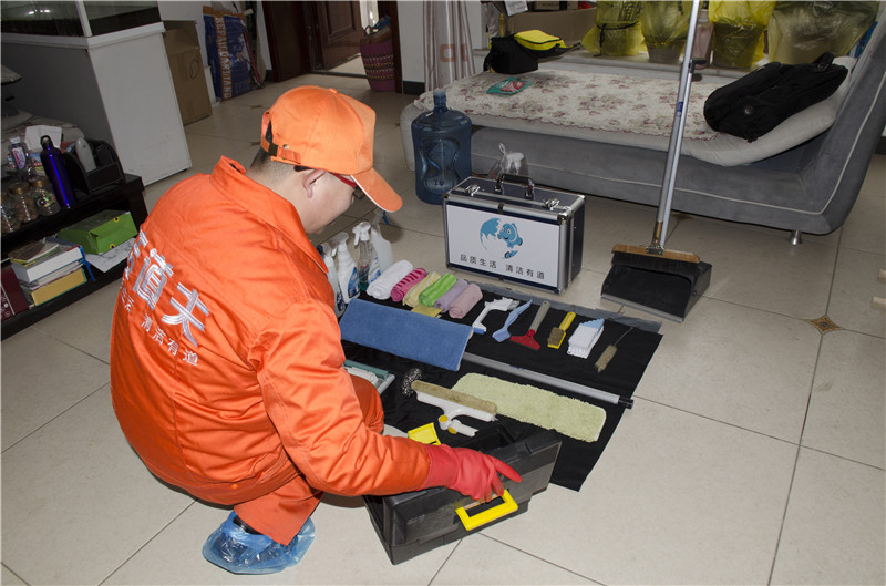 如何去除皮肤、地板和衣服上的强力胶？