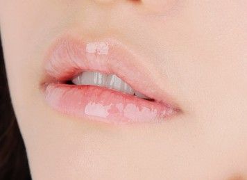 嘴唇一年四季干裂脱皮怎么回事,嘴唇干裂脱皮眼睛干涩怎么回事