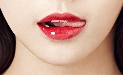 嘴唇一年四季干裂脱皮怎么回事,嘴唇干裂脱皮眼睛干涩怎么回事