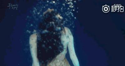 一千块的卫衣，一万块的鞋，就算做了人鱼，全智贤也要时髦到底！