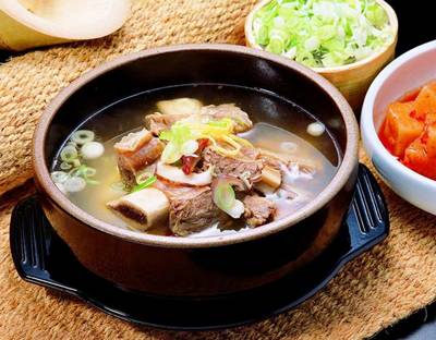 大雪丨白雪欲求吟咏句，穿枝掠院演梅花