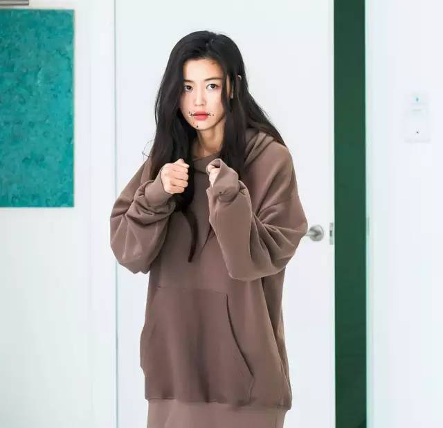 一千块的卫衣，一万块的鞋，就算做了人鱼，全智贤也要时髦到底！