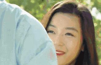 一千块的卫衣，一万块的鞋，就算做了人鱼，全智贤也要时髦到底！