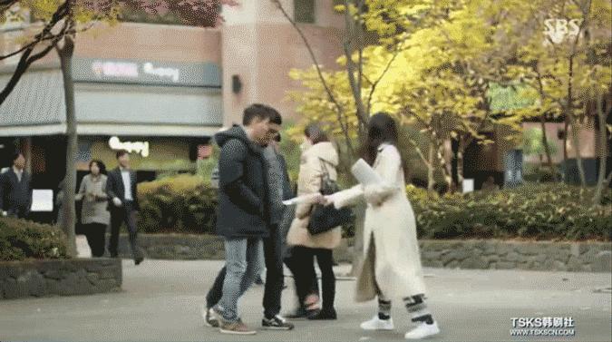 一千块的卫衣，一万块的鞋，就算做了人鱼，全智贤也要时髦到底！