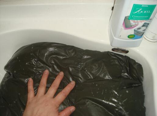 羽绒服炒菜沾上油怎么清理,生活小妙招羽绒服清洗