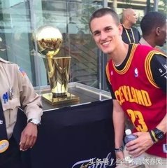 还记得当时赢球的喜悦吗,还记得那个冲进赛场的骑士球迷吗