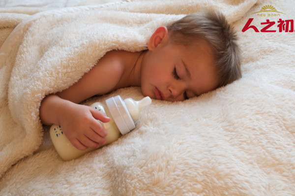 宝宝的奶凉了可以用热水温热吗,宝宝的奶温度高了会怎样