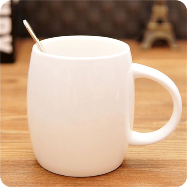 白色杯子放到指甲油的水里，1秒后神奇的事发生了！美爆了！