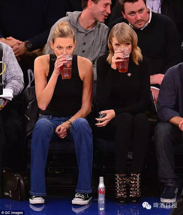 维密天使们也喝啤酒，啤酒跟啤酒肚真的没关系