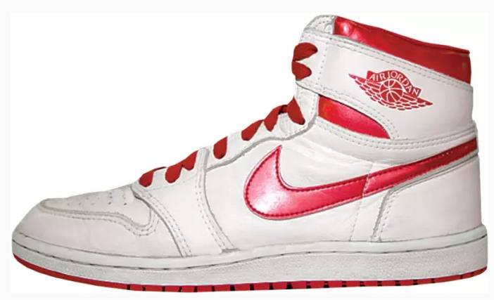 aj1现在哪双鞋值得入手,aj1两双不同配色一脚穿一只