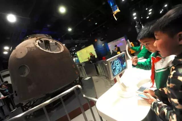 到中国科学技术馆“探索太空”吧！大人孩子都能玩儿~